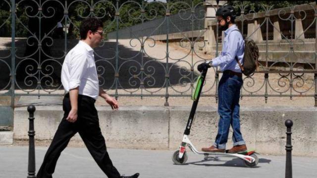 Un usuario de patinete eléctrico.