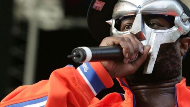 El rapero MF Doom,  en una de sus actuaciones.