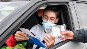 Un jugador del Sporting de Gijón recibe un kit de productos para prevenir los contagios antes de las vacaciones. Twitter (@RealSporting)