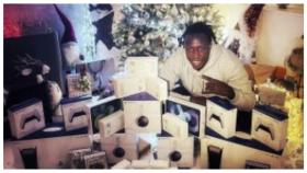 Benjamin Mendy, con los regalos que repartió en su fiesta de Nochevieja