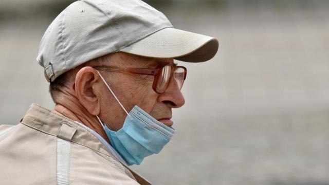 Un hombre con la mascarilla mala colocada.