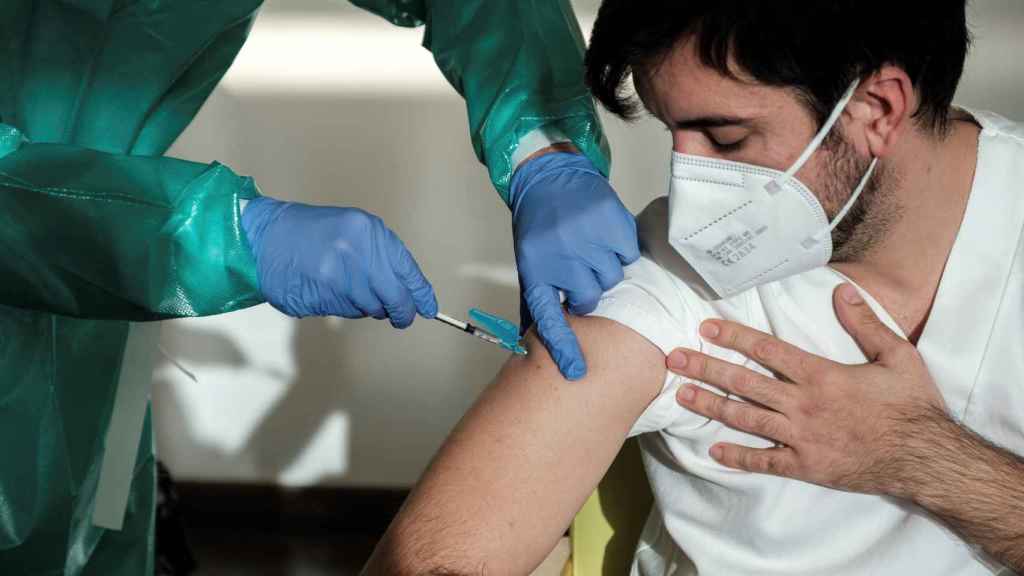 Un momento del primer acto de vacunación en el área de salud de Ibiza y Formentera, que ha tenido lugar este lunes en la residencia de Sa Serra.