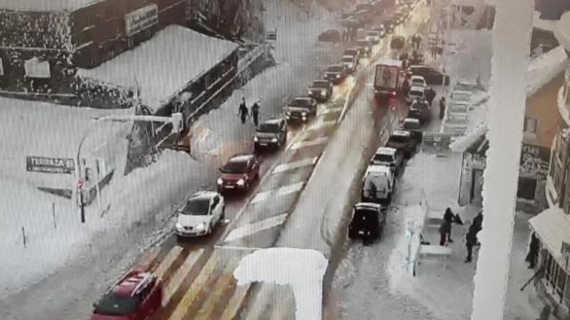 Corte de circulación en Navacerrada este martes a las 8:32 horas.