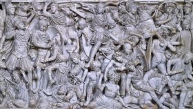 Panel central del sarcófago Ludovisi, que representa una batalla entre romanos y bárbaros.