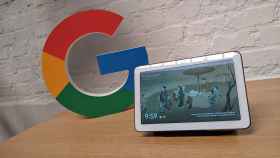 Una tableta frente a un logotipo de Google.