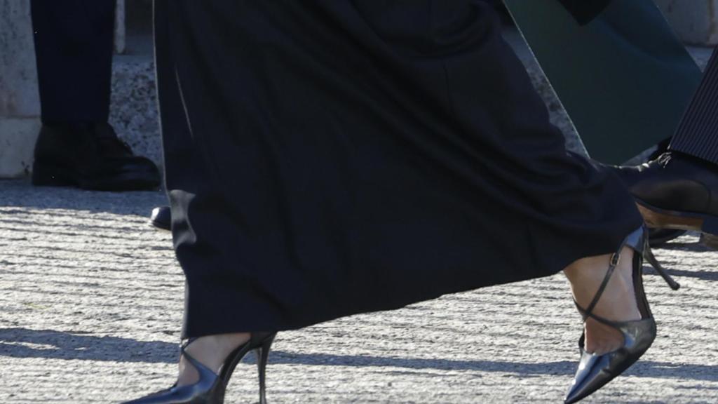 Lo mejor del 'look' de Letizia han sido sus salones en gris mármol de Magrit.