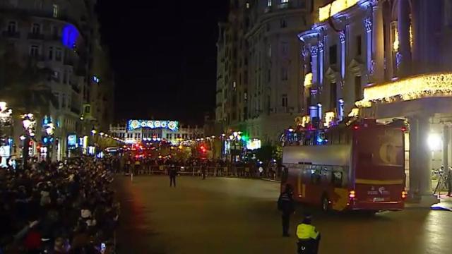 Aglomeración a la llegada del autobús de los Reyes en la Plaza del Ayuntamiento de Valencia. À PUNT