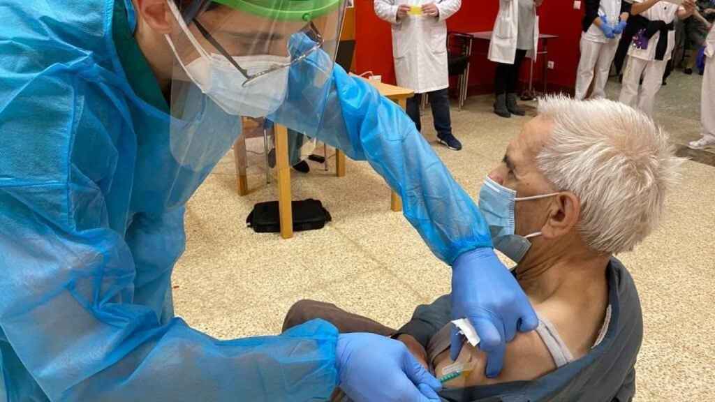 Un anciano recibe la vacuna contra la Covid-19, en Valladolid.