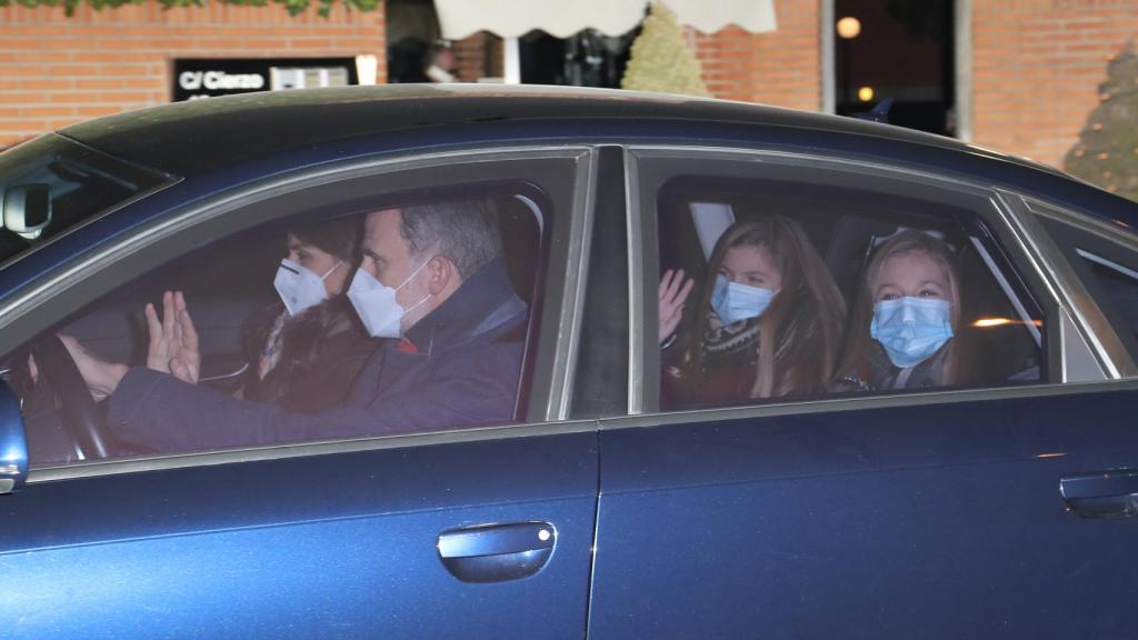 La princesa Leonor y la infanta Sofía saludan a la prensa.