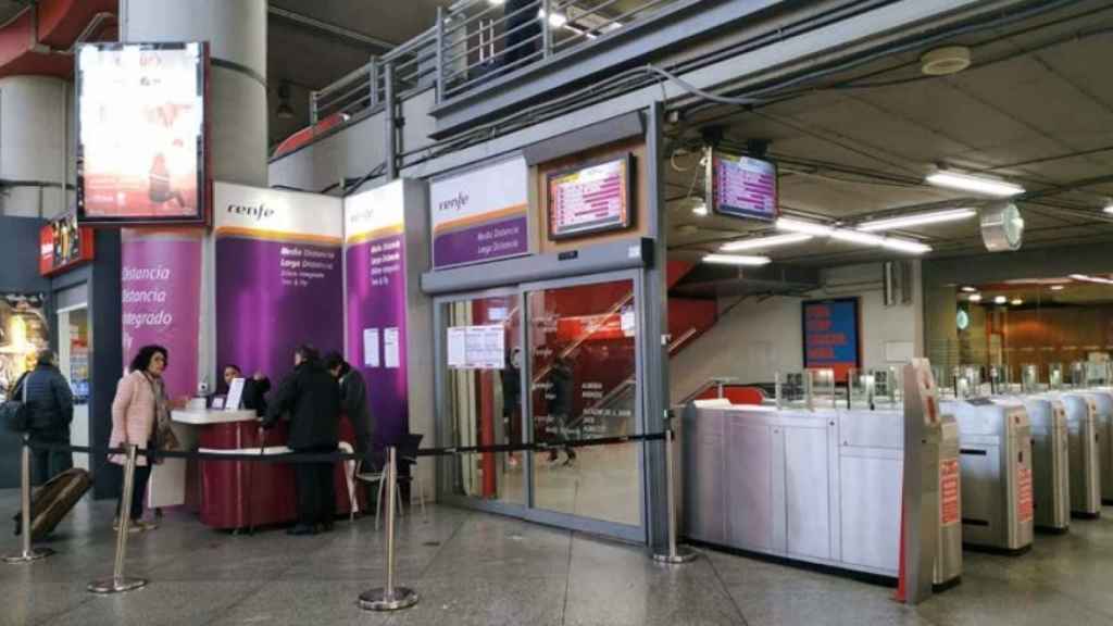 Vista del control de acceso a viajeros media distancia de la estación de Atocha.