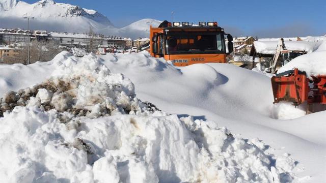 Vista de la nieve caída este jueves en Riaño, en la provincia de León.