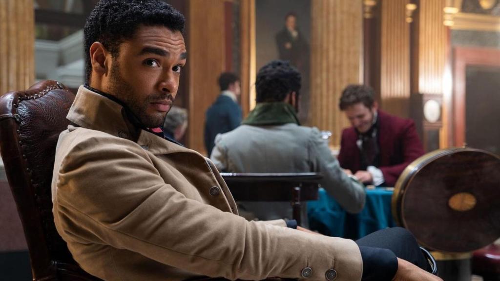 El actor Regé-Jean Page interpretando al duque de Hastings en 'Bridgerton'
