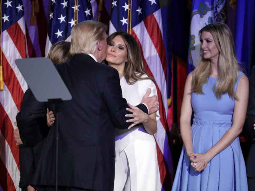 Donald Trump, junto a Melania e Ivanka, durante las elecciones de 2016.