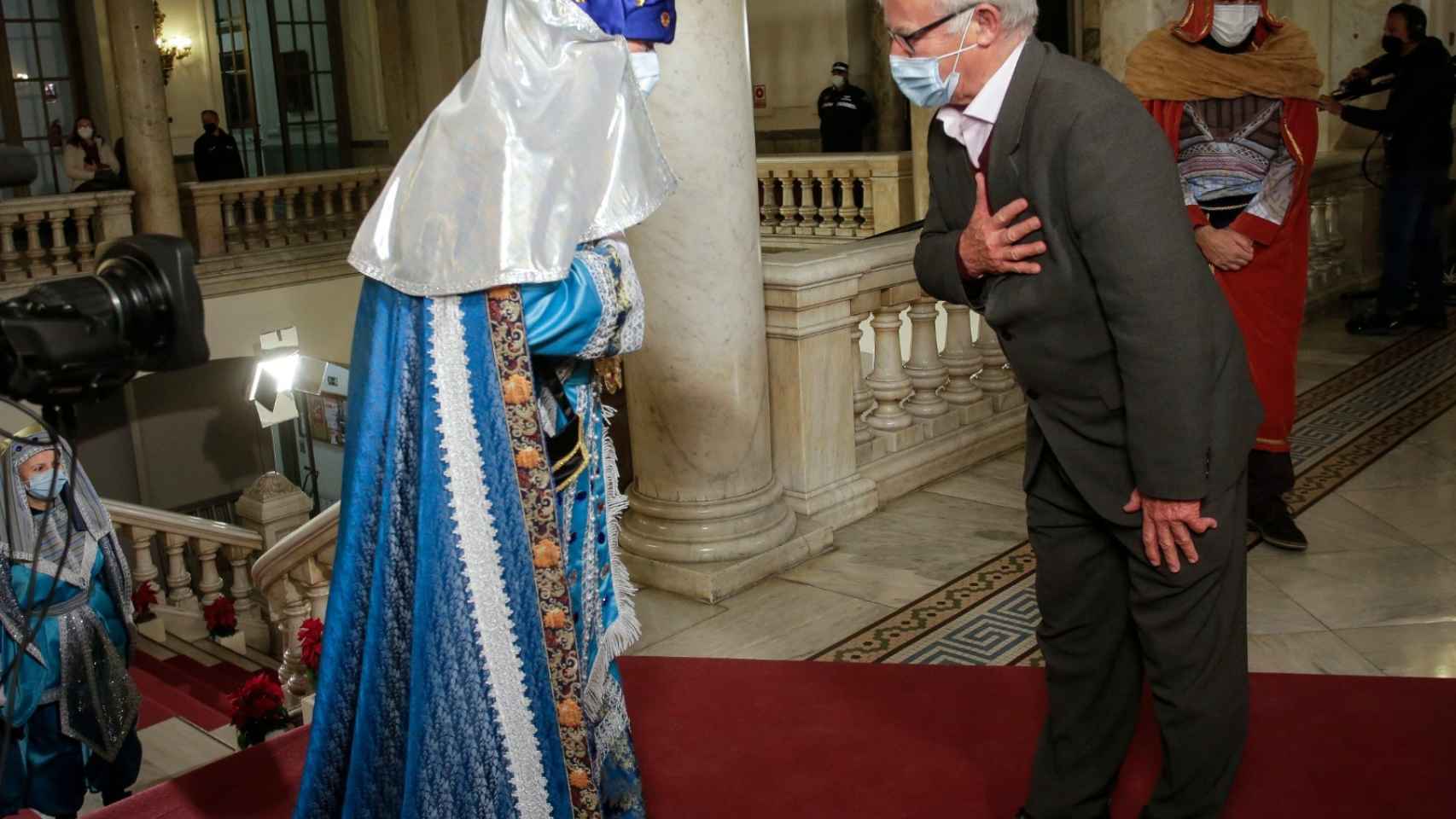 Joan Ribó recibe al rey Melchor en el Ayuntamiento de Valencia. EE