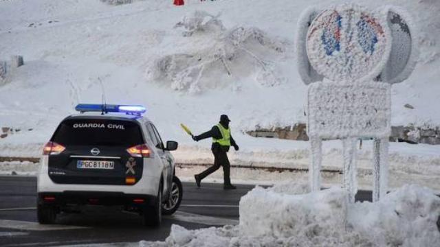 La Guardia Civil vigila el acceso de público al puerto de Navacerrada. Efe