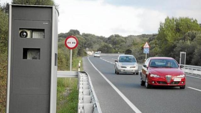 Un automóvil de dispone a adelantar a otro en una carretera secundaria