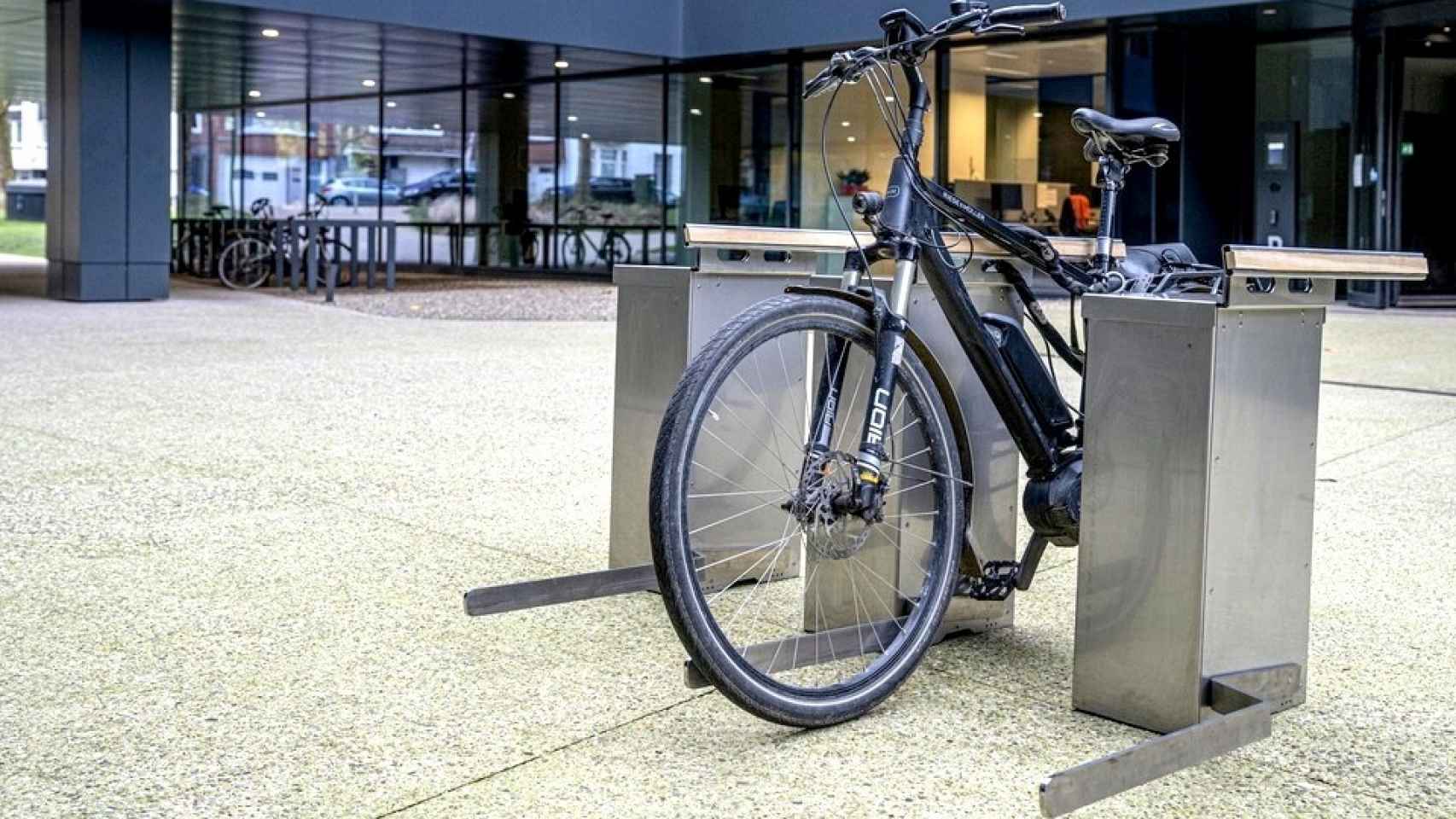 Torneado maorí lazo El mejor aliado de tu bici eléctrica: así es el parking con cargador y  maletero