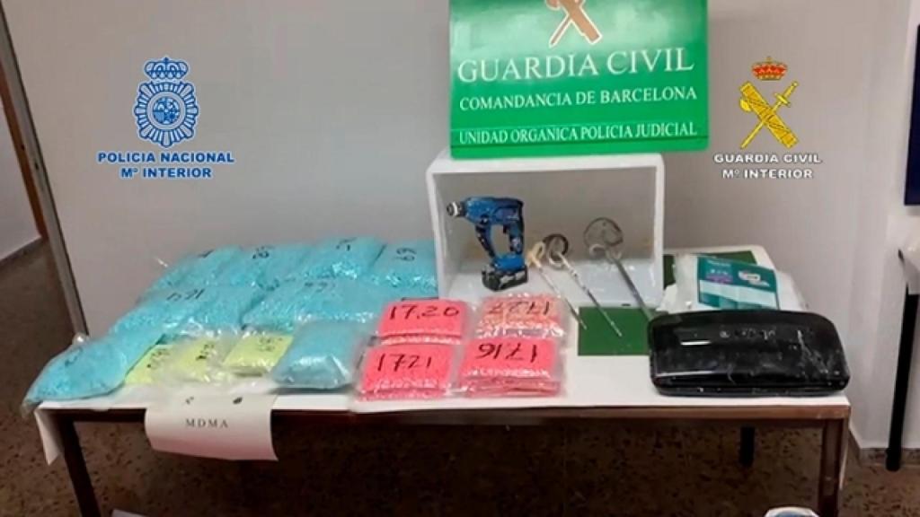 Sacos con parte de las sustancias ya sintetizadas almacenados por la organización.