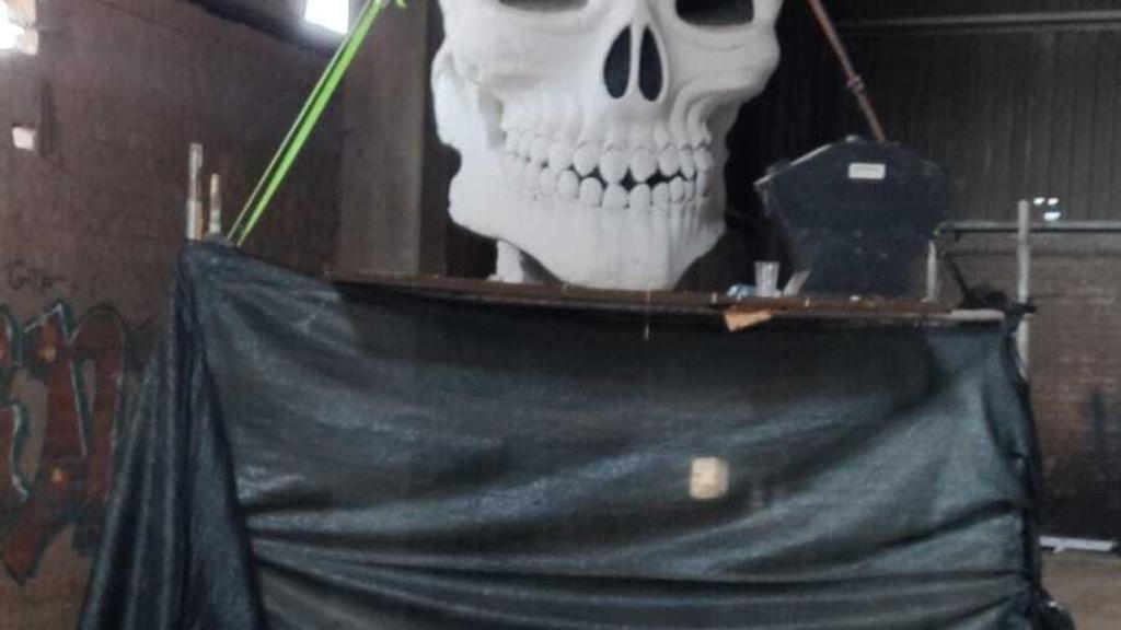 Desde un 'altar' ponen música.