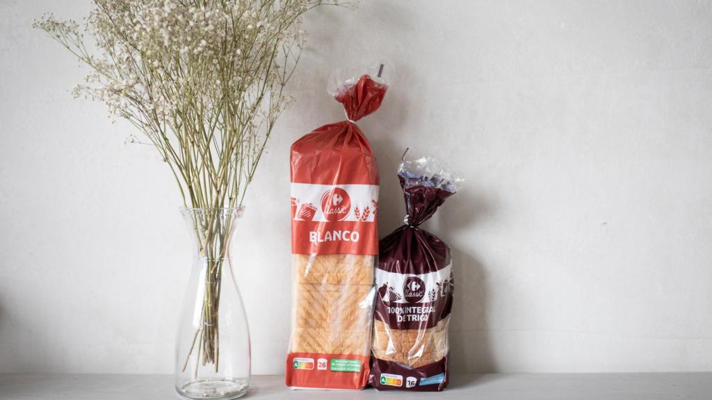 A la izquierda, el pan de molde blanco de Carrefour y, a la derecha, el integral del mismo supermercado.