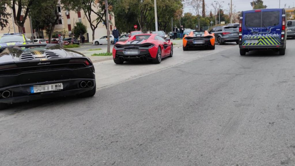Tres de los coches de lujo aparcados en las Tres Mil Viviendas