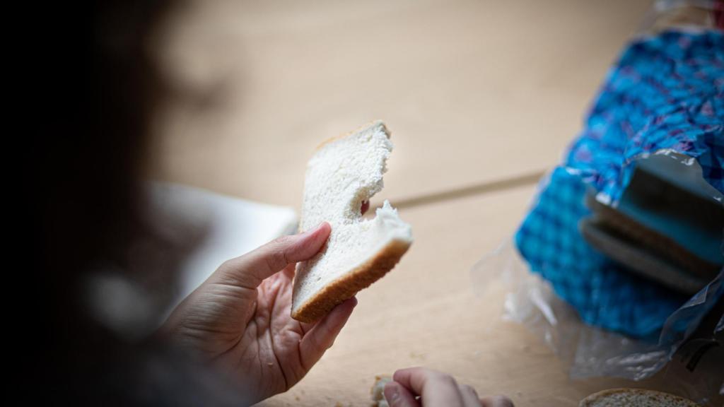 Rocío come el pan de molde blanco de Lidl y lo degusta de cara a la valoración.