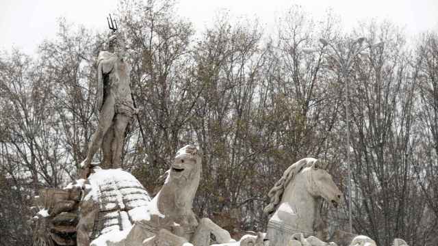 Nieve en el monumento a Neptuno de Madrid.