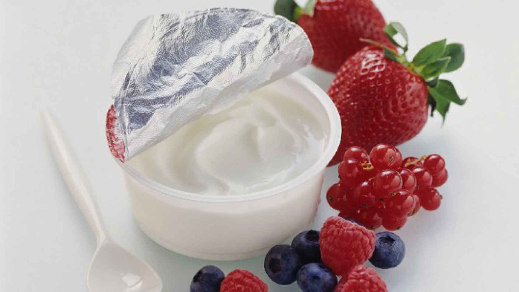 Un yogur griego natural con frutas.