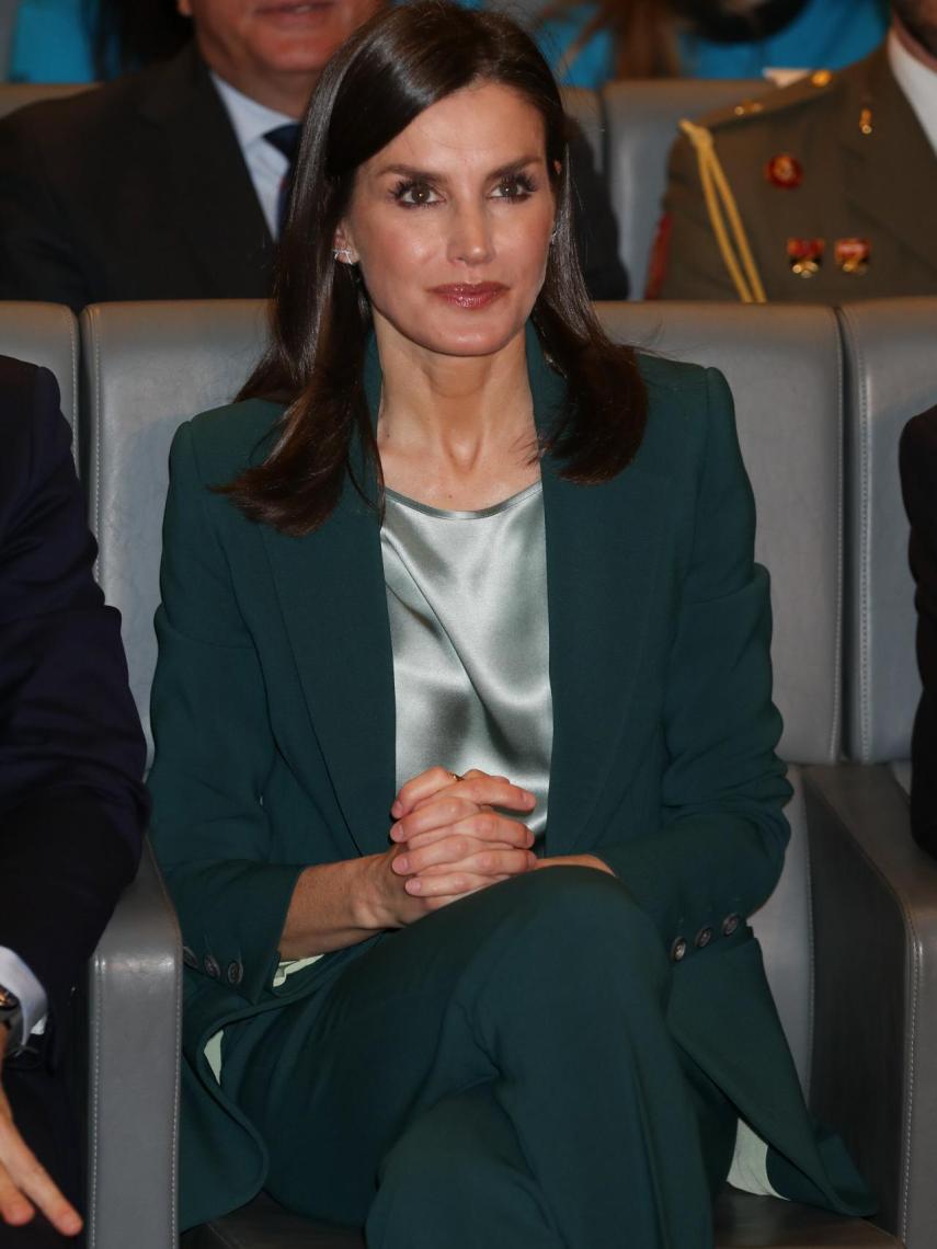Letizia, con un traje de pantalón y chaqueta de Hugo Boss, que estrenó en febrero.