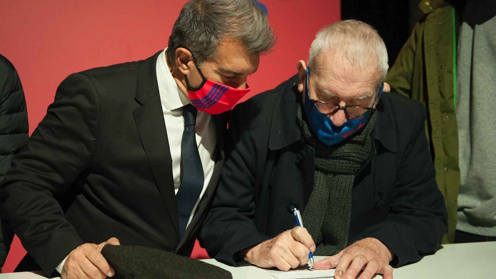 Joan Laporta supervisa como un socio del Barça le da su firma para las elecciones a la presidencia. Foto: Twitter (@estimemelbarça)