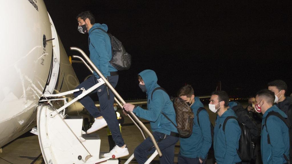Los jugadores del Athletic Club subiendo al avión que les llevaba a Madrid. Foto: Twitter (@AthleticClub)