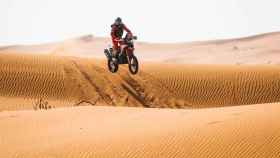 Joan Barreda salta entre las dunas del Rally Dakar
