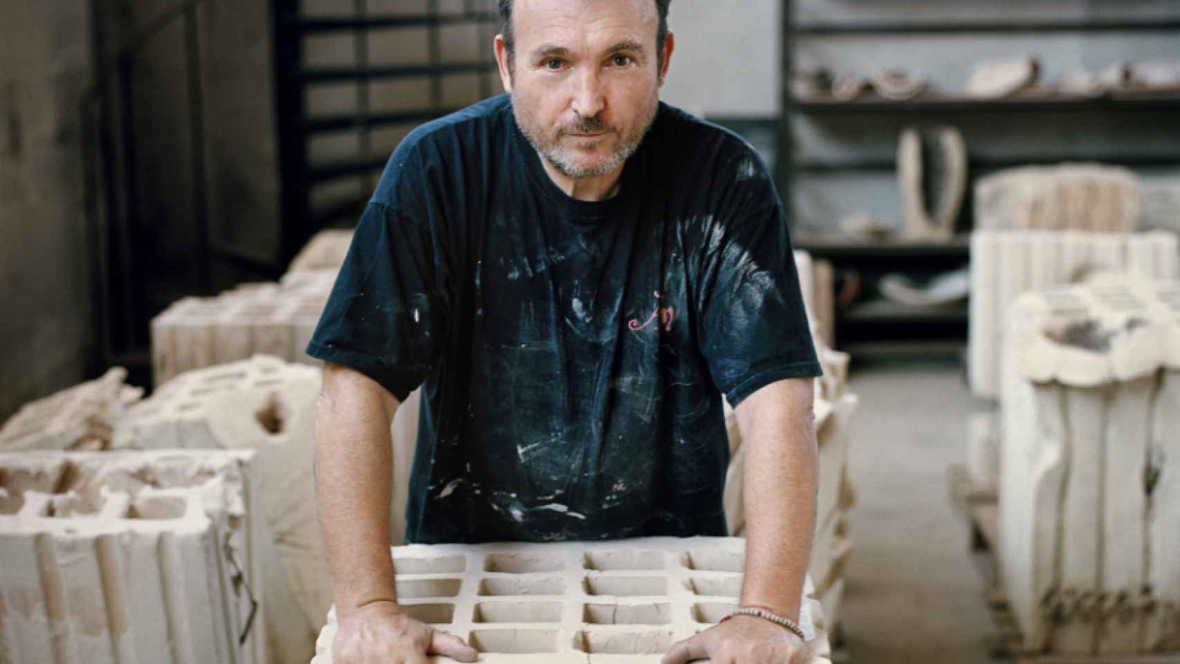 Miquel Barceló en su taller de cerámica de Mallorca, 2020. Foto: François Halard
