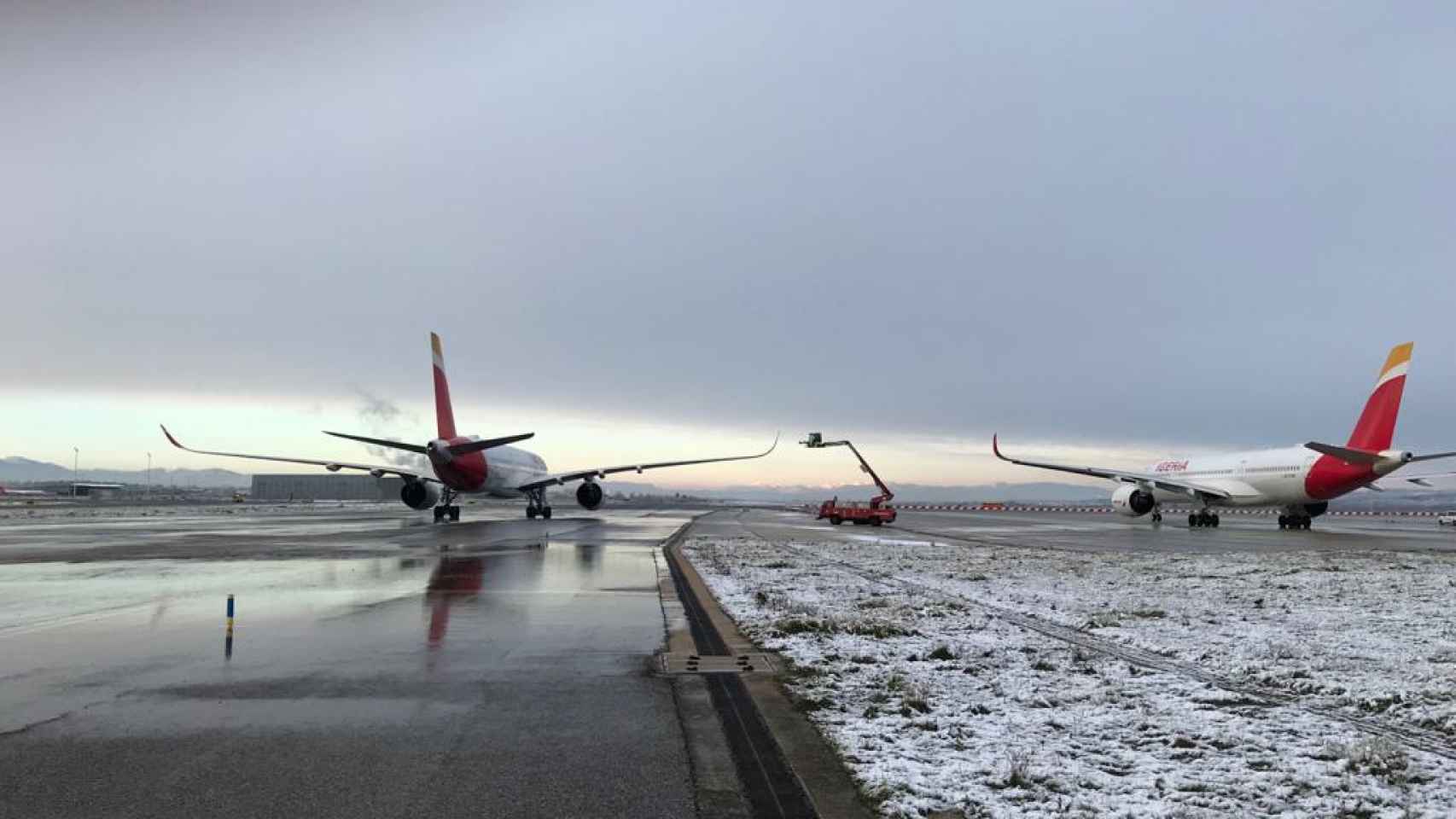 Así es la operación de deshielo de los aviones de Iberia en Barajas en pleno temporal