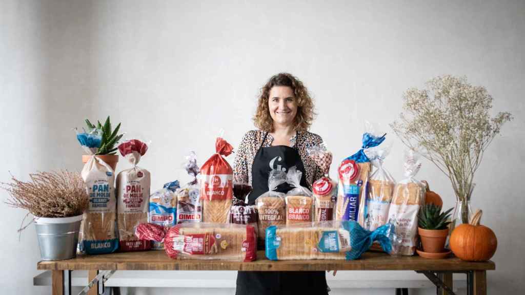 Rocío Romero, ingeniera técnica agrícola experta en repostería y pan, junto a los panes de molde de los supermercados.