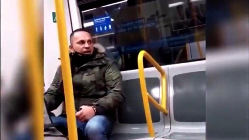 El hombre racista en uno de los fotogramas del vídeo en el que insulta a una mujer latinoamericana.