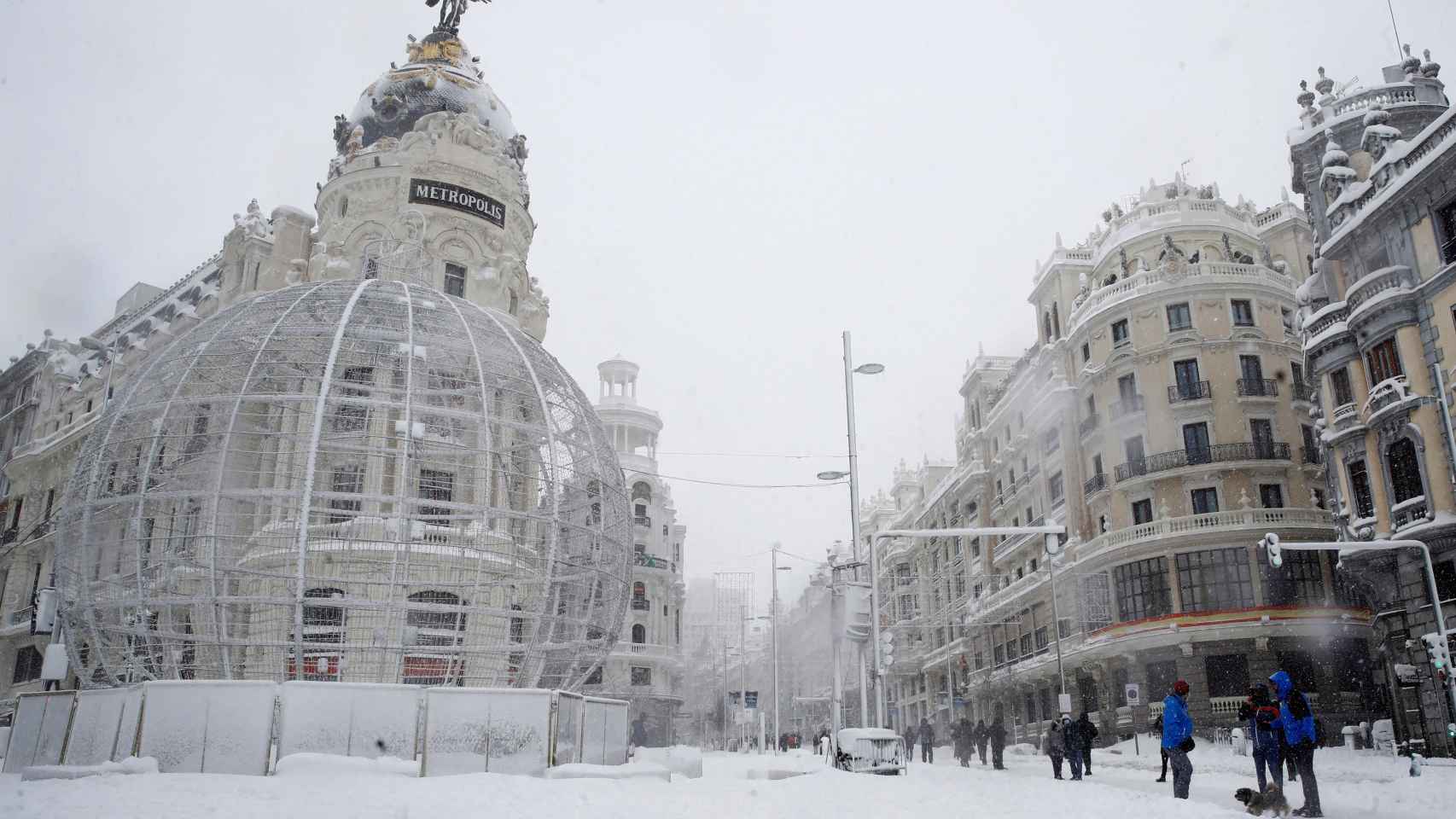 La Gran Vía de de Madrid, este sábado. Los vehículos no pueden circular por la intensa nevada.