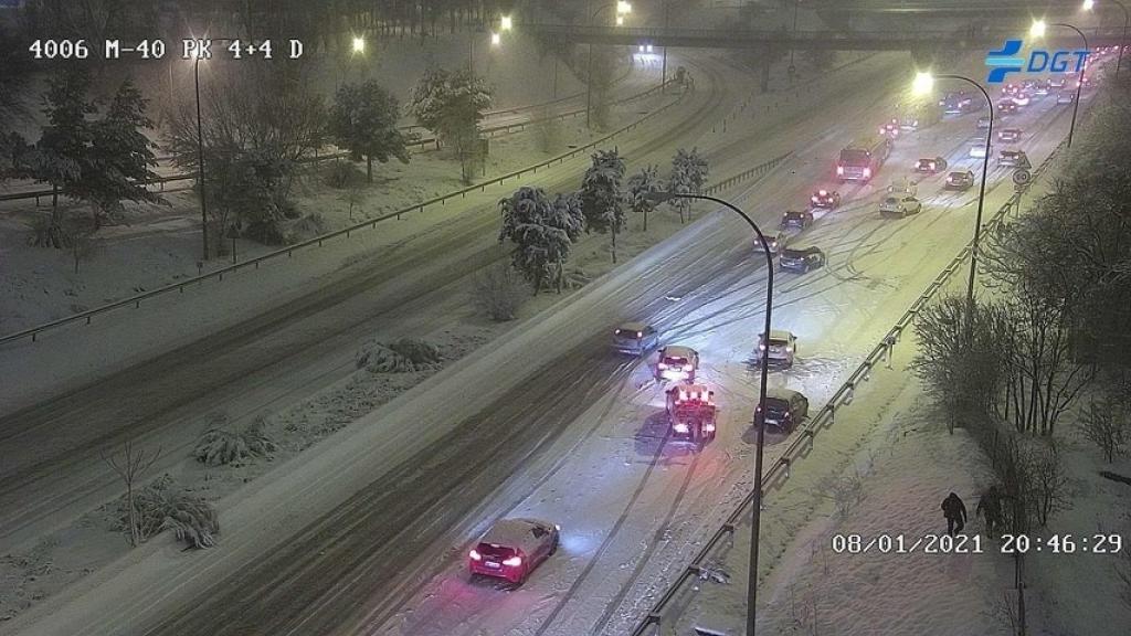 Hasta 1.400 vehículos han estado atrapados por la nieve durante esta madrugada en Madrid.