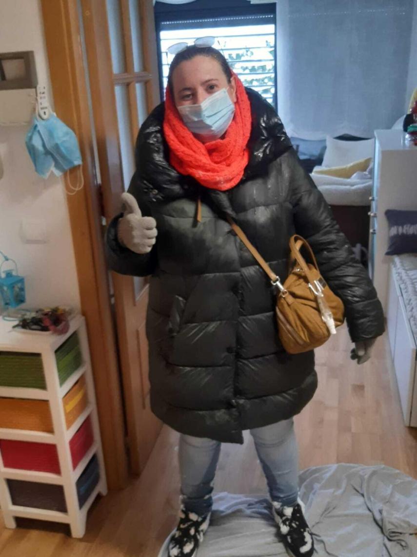 Laura Dones, tras llegar a su casa después de andar 5 kilómetros bajo la nieve.
