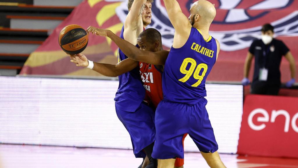 El Barça defiende una acción ante Baxi Manresa