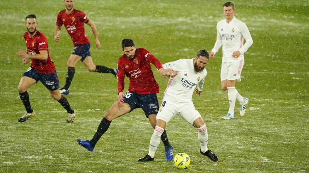 Jonathan Calleri y Sergio Ramos pelean por un balón