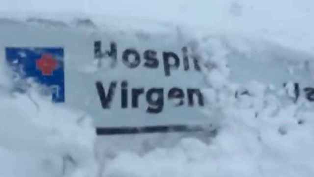 Cartel del Hospital Virgen del Valle de Toledo hundido en la nieve