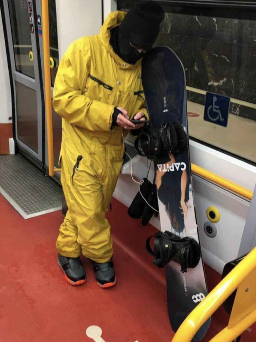 Jaime Alonso, equipado para practicar 'snowboard', en el Metro de Madrid.