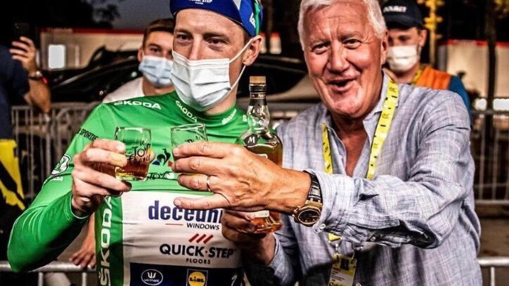 Patrick Lefevere celebra una victoria con Sam Bennett