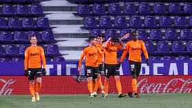 Los jugadores del Valencia celebran el gol de Soler ante el Valladolid