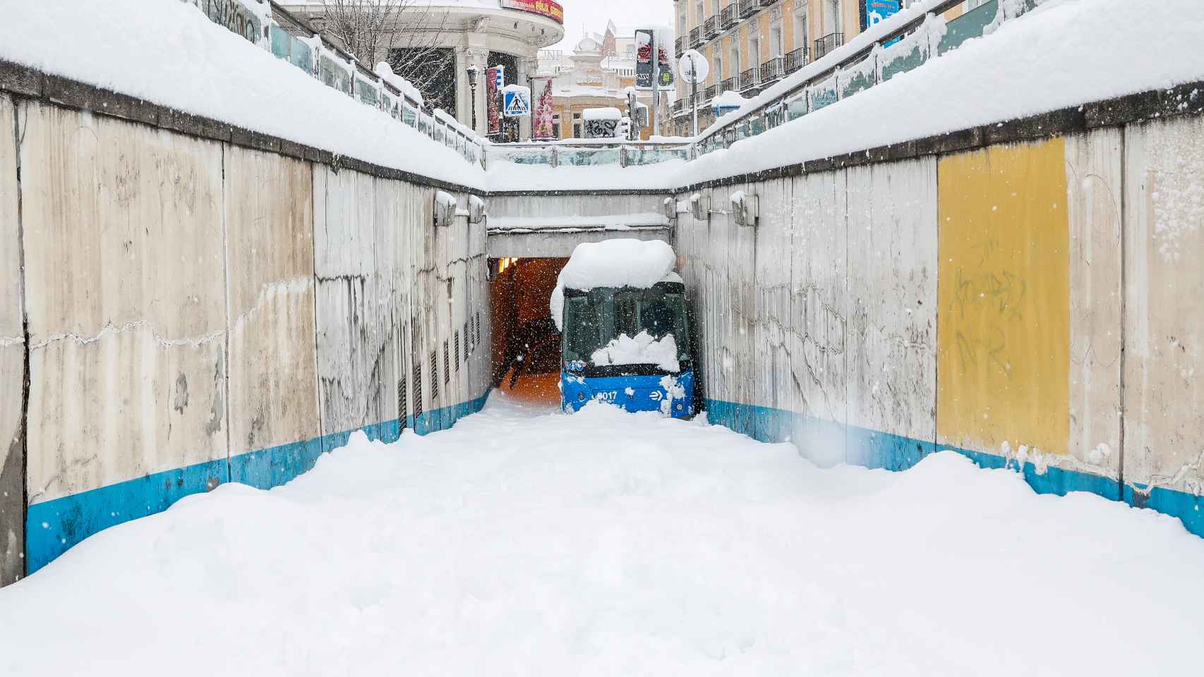 Un autobús varado en un túnel por la nieve en Madrid.