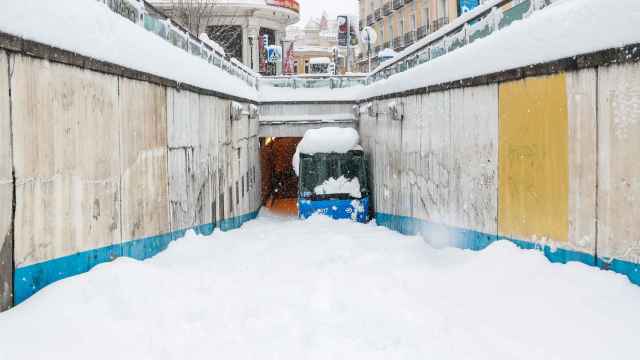 Un autobús varado en un túnel por la nieve en Madrid.