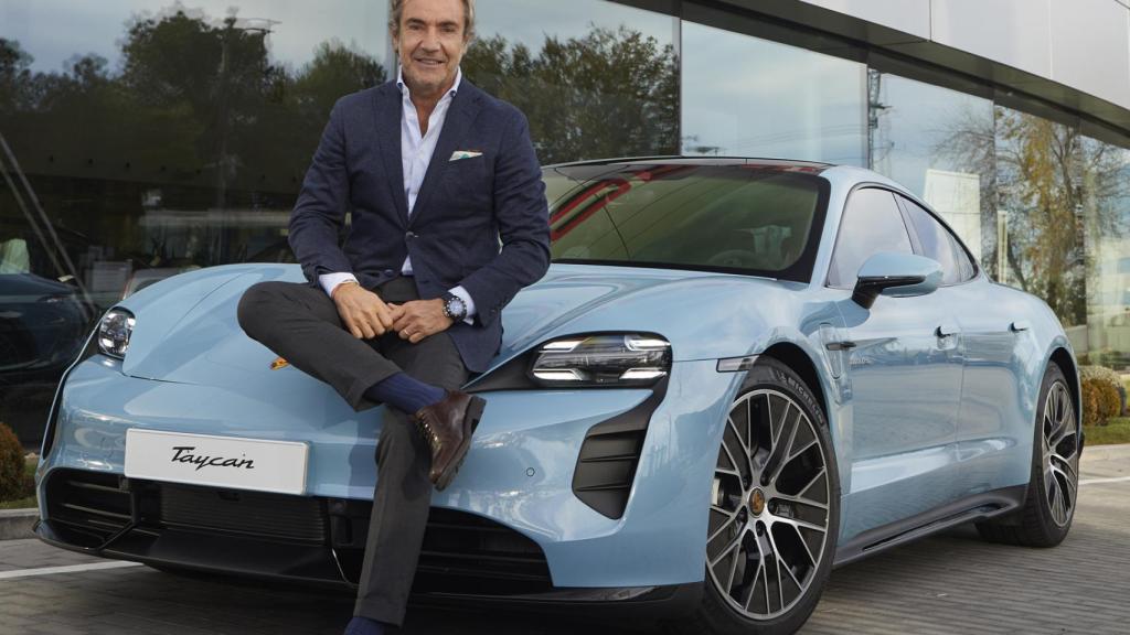 Tomás Villén (CEO de Porsche Ibérica) sentado sobre el Taycan, el primer eléctrico de la marca.