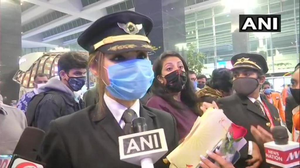 Imagen de  Zoya Aggarwal, en el aeropuerto indio.