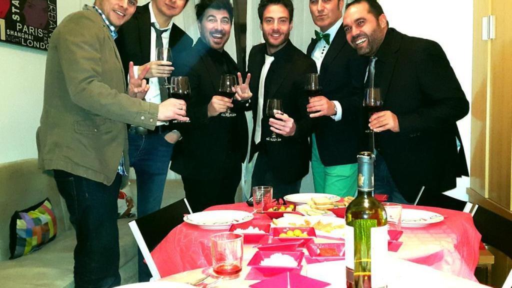 (izq) Álex Casademunt, (centro izq) Jairo Alonso y (centro der) Alessandro Livi, entre amigos, celebrando la Nochevieja de 2014.